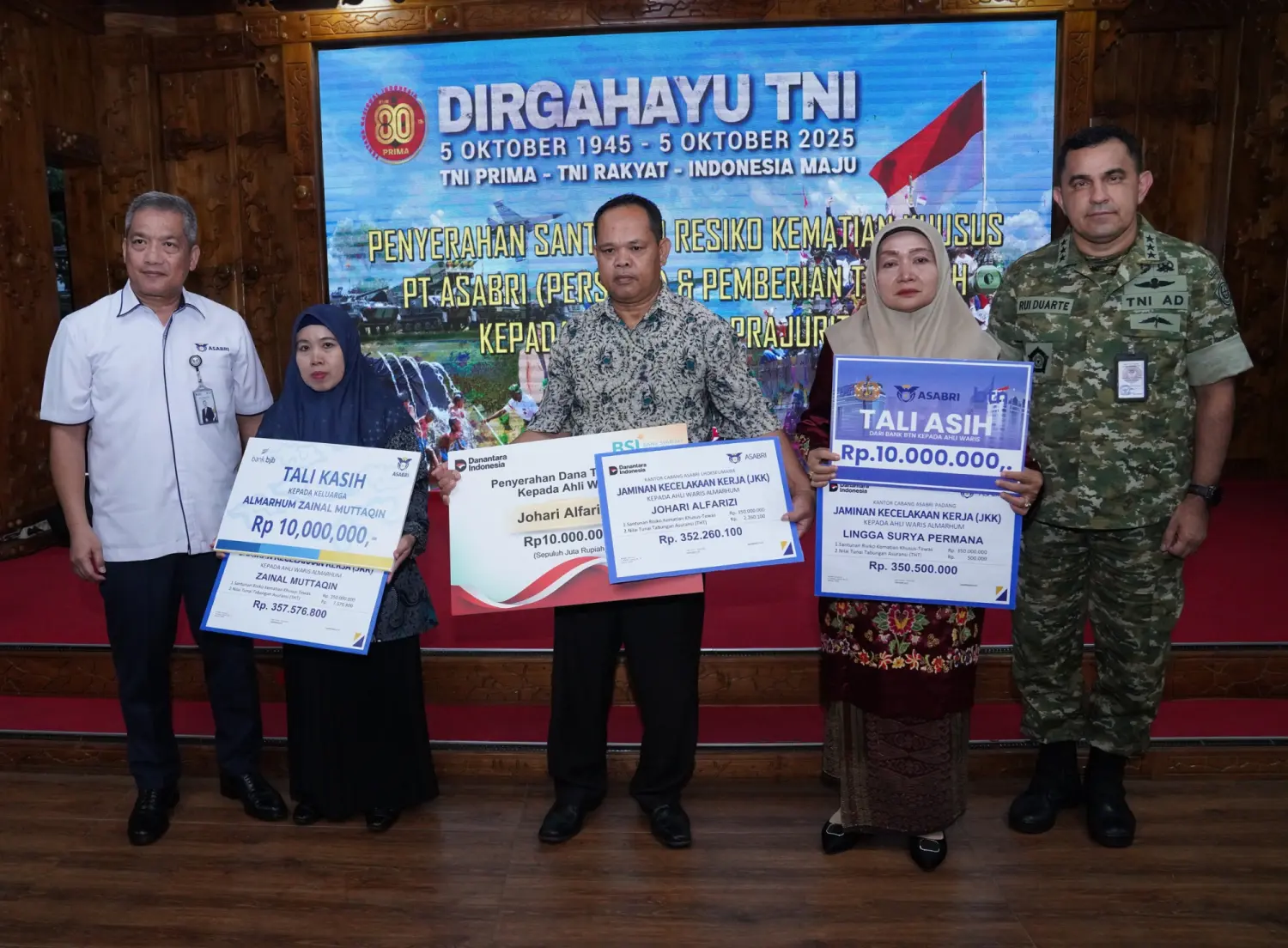 TNI Serahkan Santunan 💐 Prajurit Gugur di HUT ke-80 Bersama ASABRI - Image 1