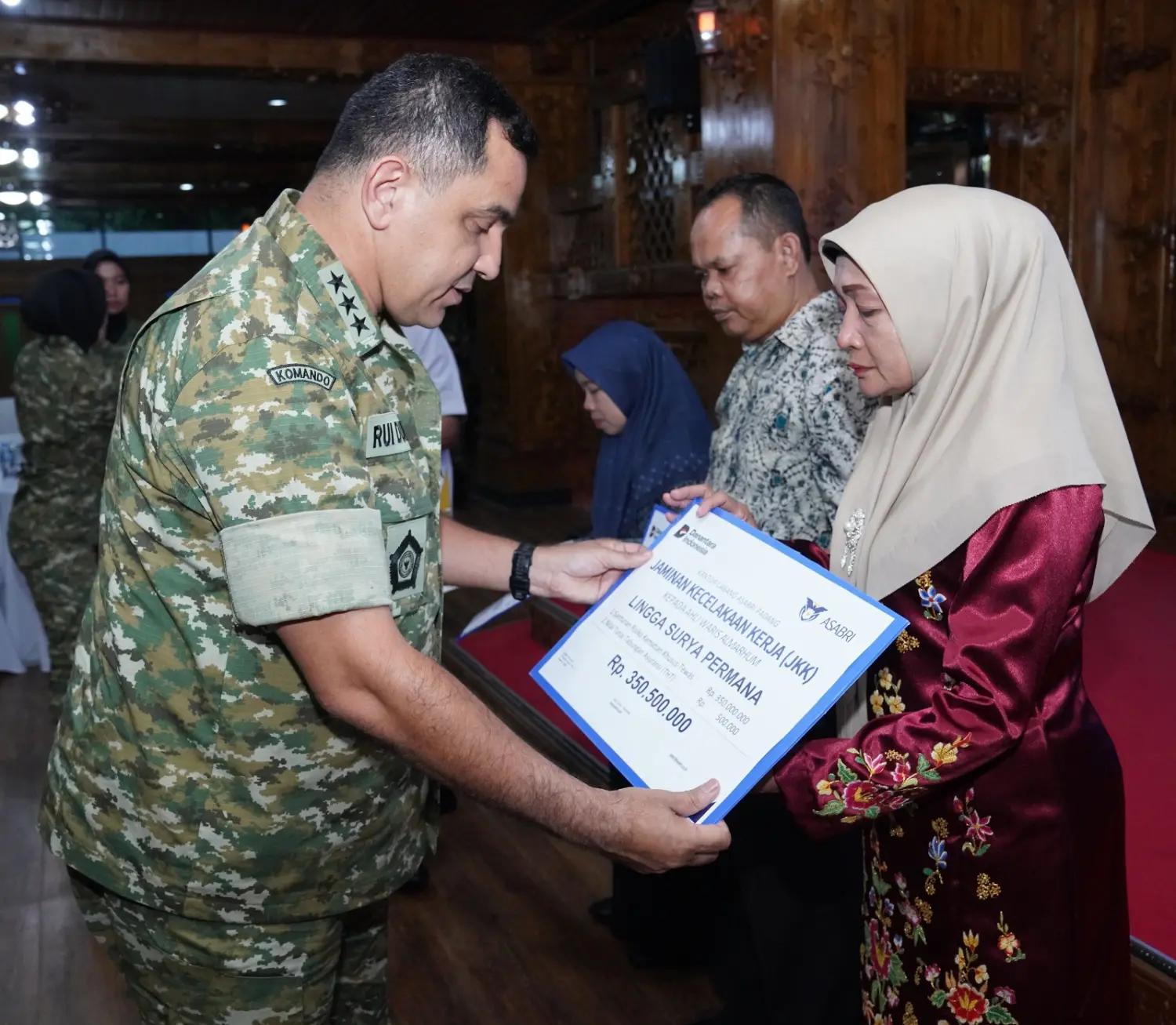 TNI Serahkan Santunan 💐 Prajurit Gugur di HUT ke-80 Bersama ASABRI - Image 2