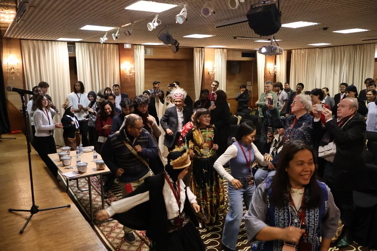 Diplomasi 🌏 Pertahanan Indonesia Hadirkan Semangat Pembangunan Papua di Paris - Image 2