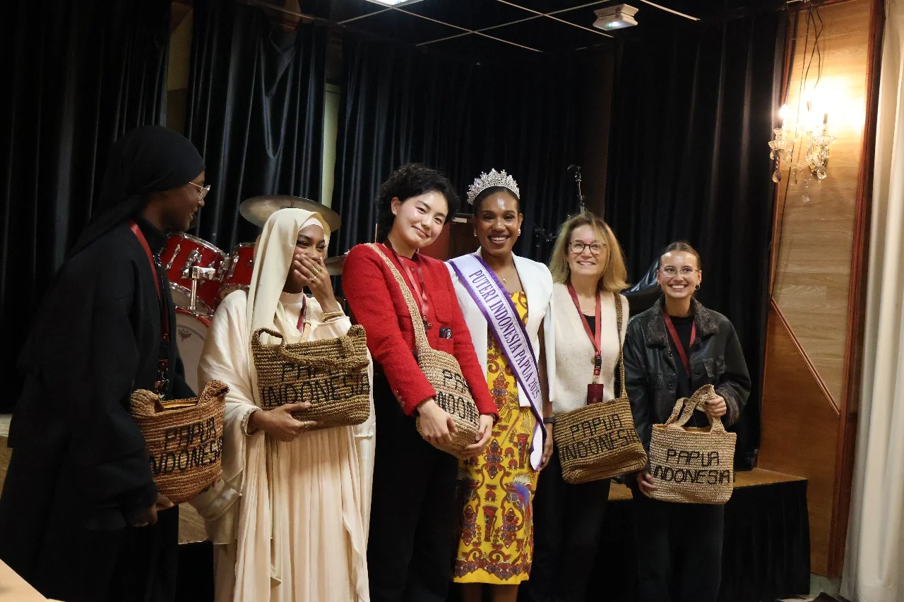 Diplomasi 🌏 Pertahanan Indonesia Hadirkan Semangat Pembangunan Papua di Paris - Image 4