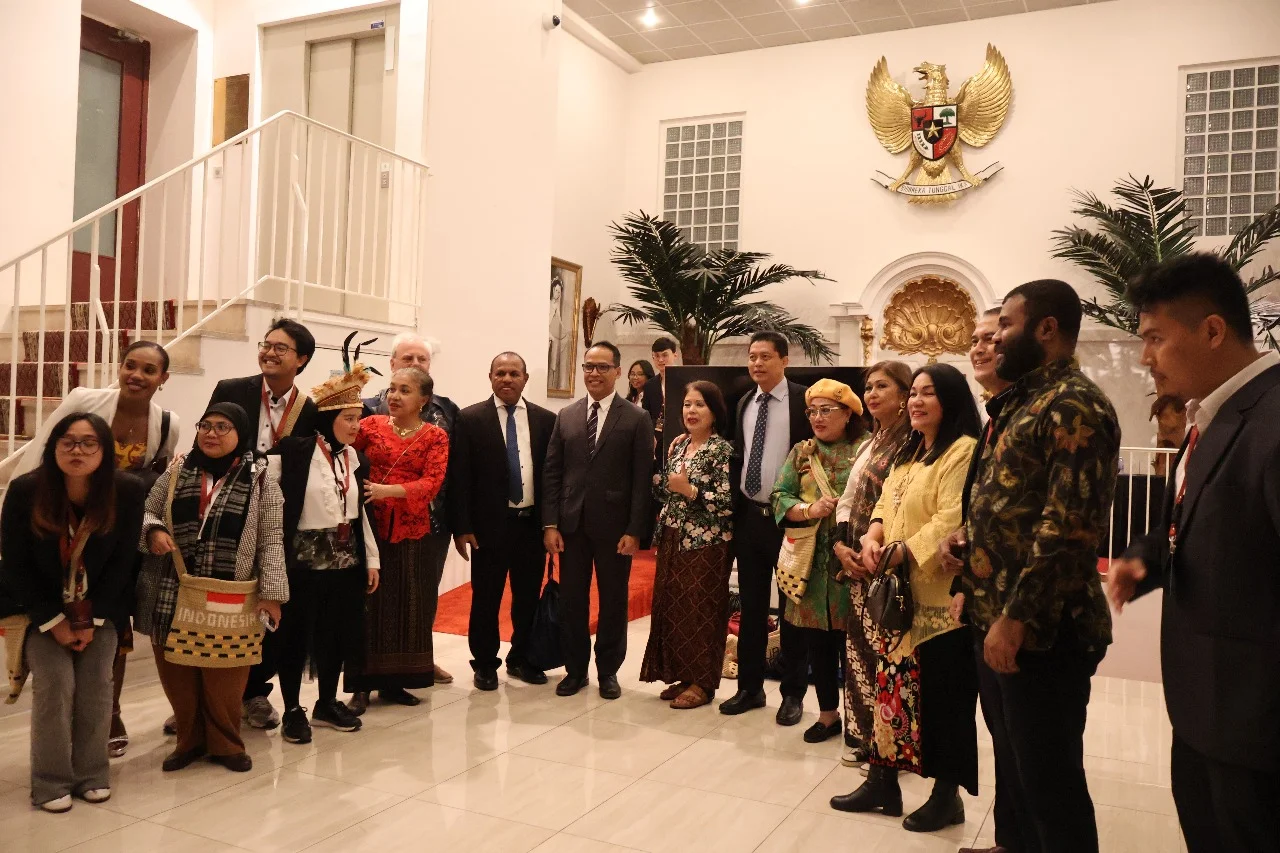 Diplomasi 🌏 Pertahanan Indonesia Hadirkan Semangat Pembangunan Papua di Paris - Image 3