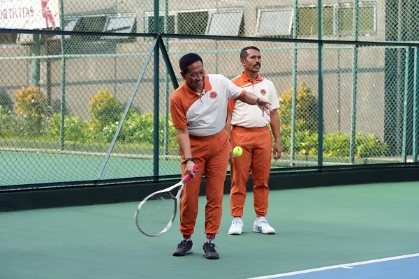 Dirjen Strahan Kemhan Hadiri 🎾 Pembukaan Pertandingan Tenis Lapangan Piala Menhan 2025 - Image 1