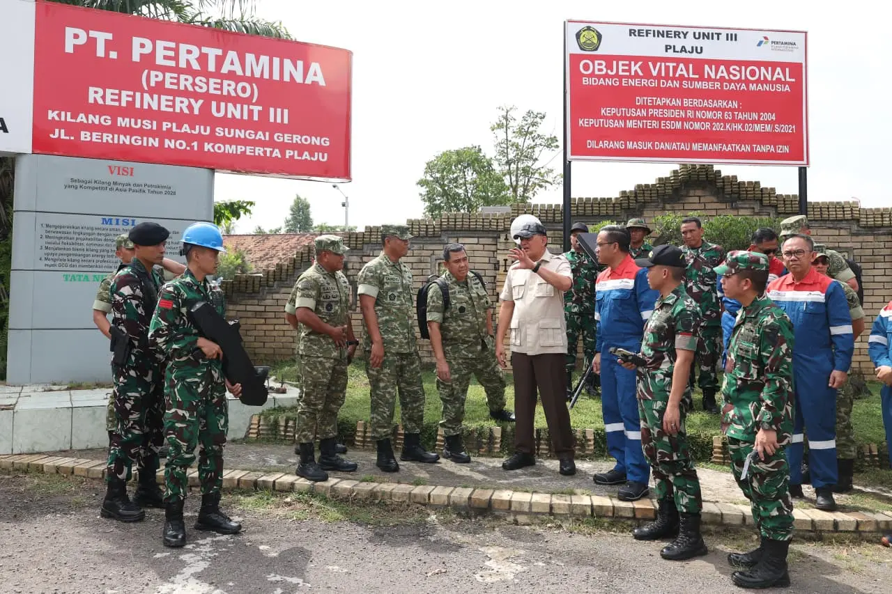 Menhan Sjafrie 🛡️ Tinjau Kilang Pertamina Plaju Palembang - Image 2