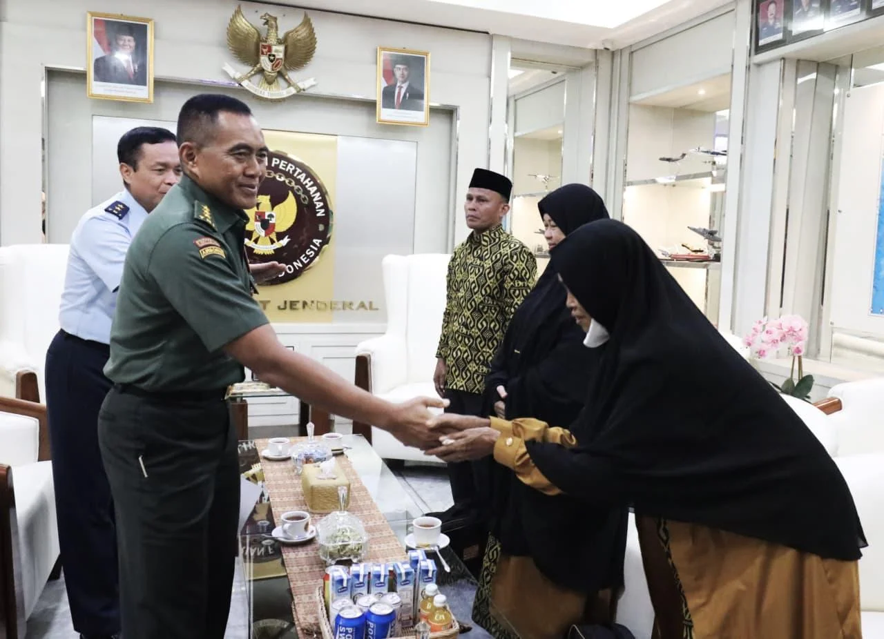 Kemhan Berangkatkan Umroh ✈️ Penghargaan untuk Keluarga Korban KKB Papua - Image 3