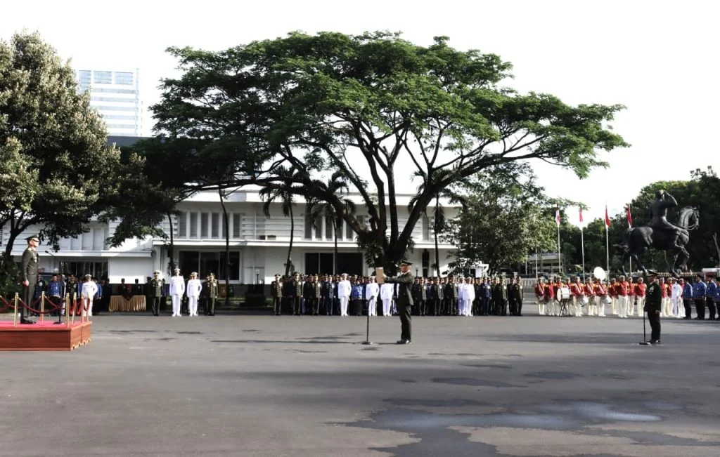 Kemhan Gelar Upacara 🎖️ Hari Pahlawan 2025: Terus Bergerak Melanjutkan Perjuangan - Image 1