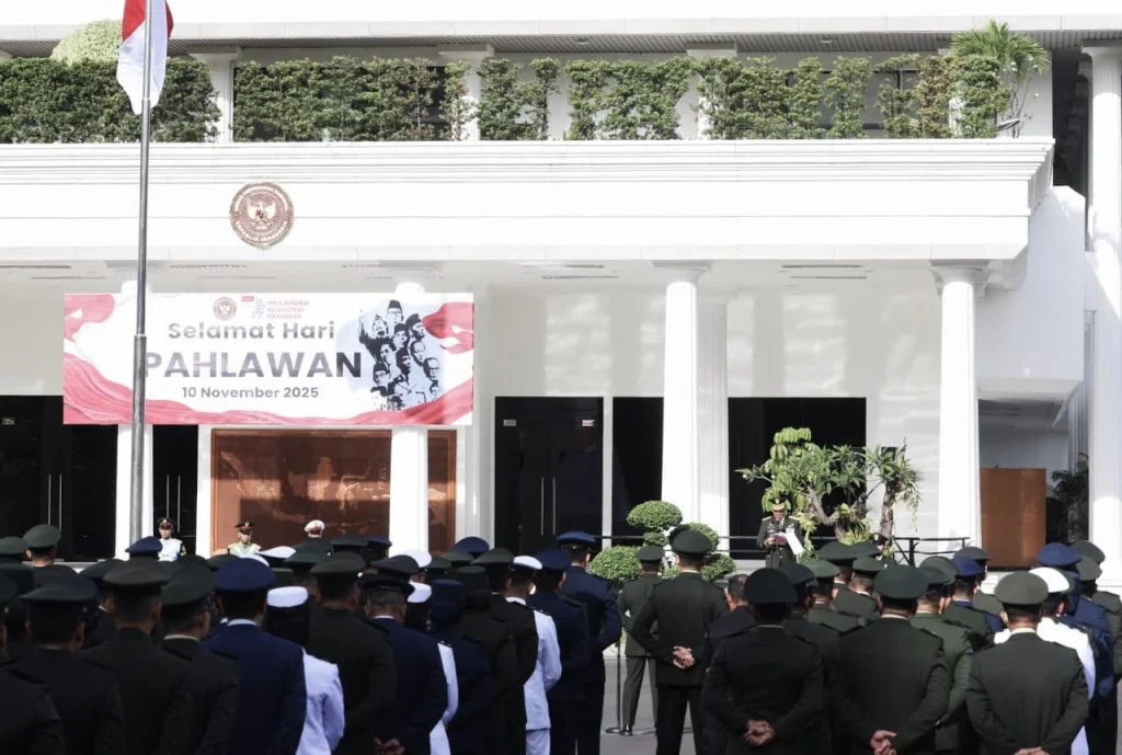 Kemhan Gelar Upacara 🎖️ Hari Pahlawan 2025: Terus Bergerak Melanjutkan Perjuangan - Image 3