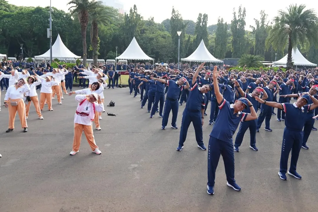 Menhan Sjafrie Perkuat 🤝 Soliditas Kemhan Lewat Olahraga Bersama di Monas - Image 3