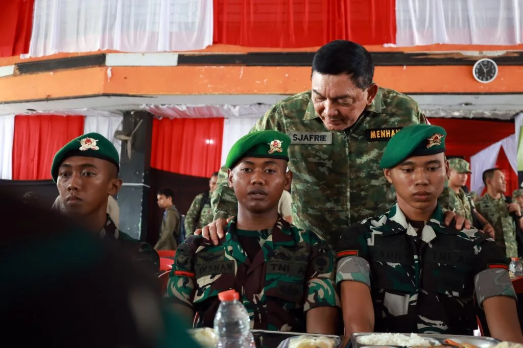 Menhan Sjafrie ke Baubau: Pesan Berbakti Kepada Rakyat untuk Prajurit Yonif TP 823/Raja Wakaaka 🇮🇩 - Image 4