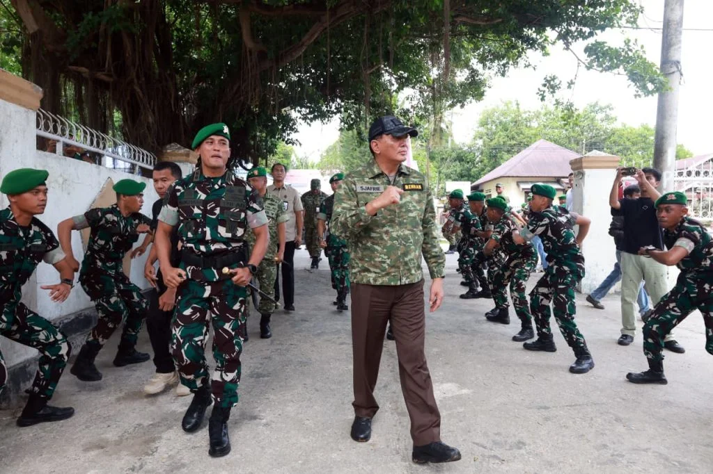 Menhan Sjafrie ke Baubau: Pesan Berbakti Kepada Rakyat untuk Prajurit Yonif TP 823/Raja Wakaaka 🇮🇩 - Image 1