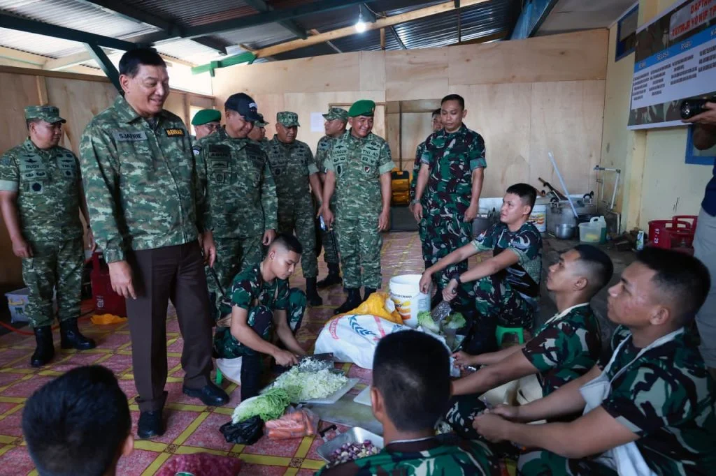Menhan Sjafrie ke Baubau: Pesan Berbakti Kepada Rakyat untuk Prajurit Yonif TP 823/Raja Wakaaka 🇮🇩 - Image 5