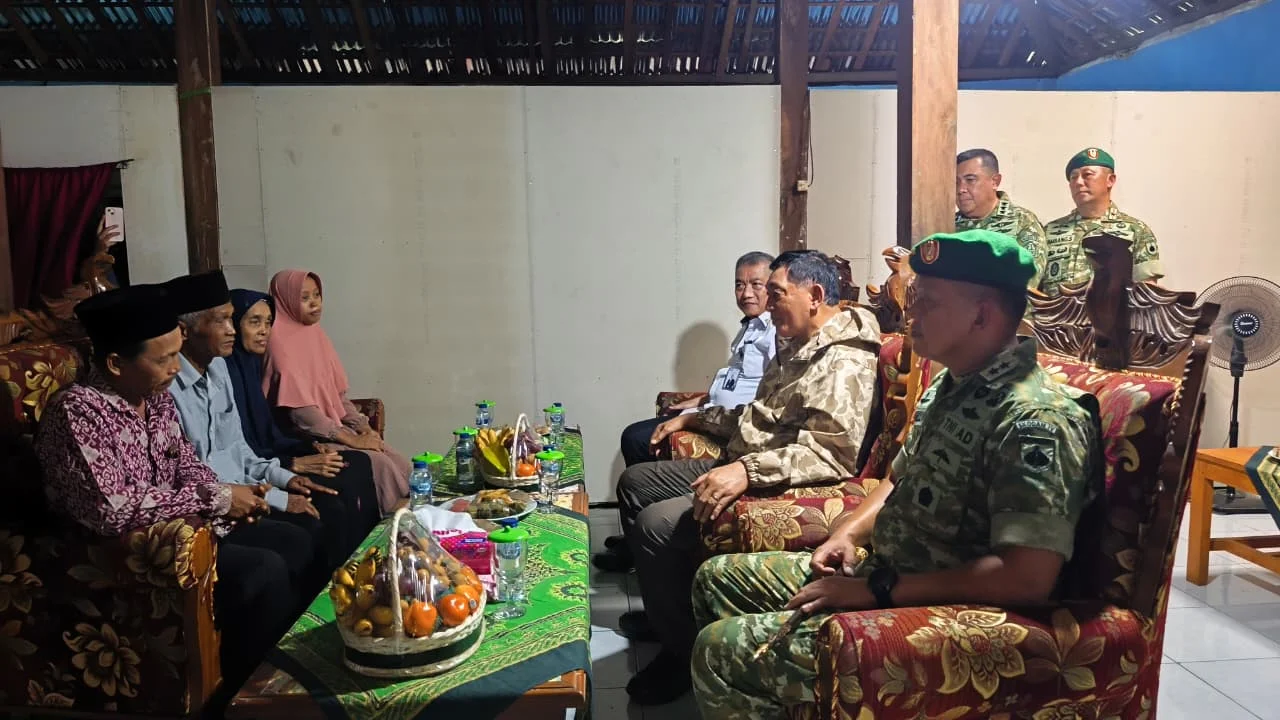 Menhan Sjafrie Sampaikan 💐 Negara Hadir untuk Kopda Amin Nurohman - Image 1