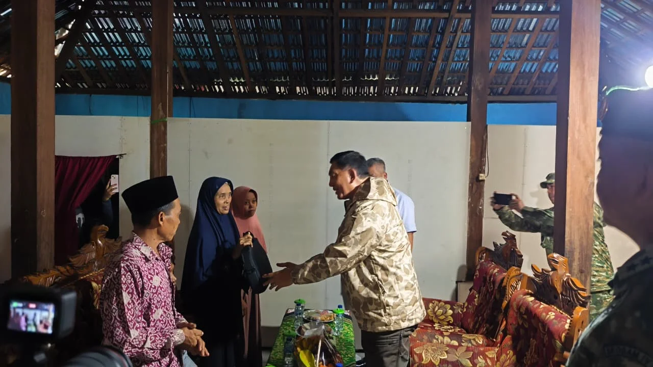 Menhan Sjafrie Sampaikan 💐 Negara Hadir untuk Kopda Amin Nurohman - Image 2