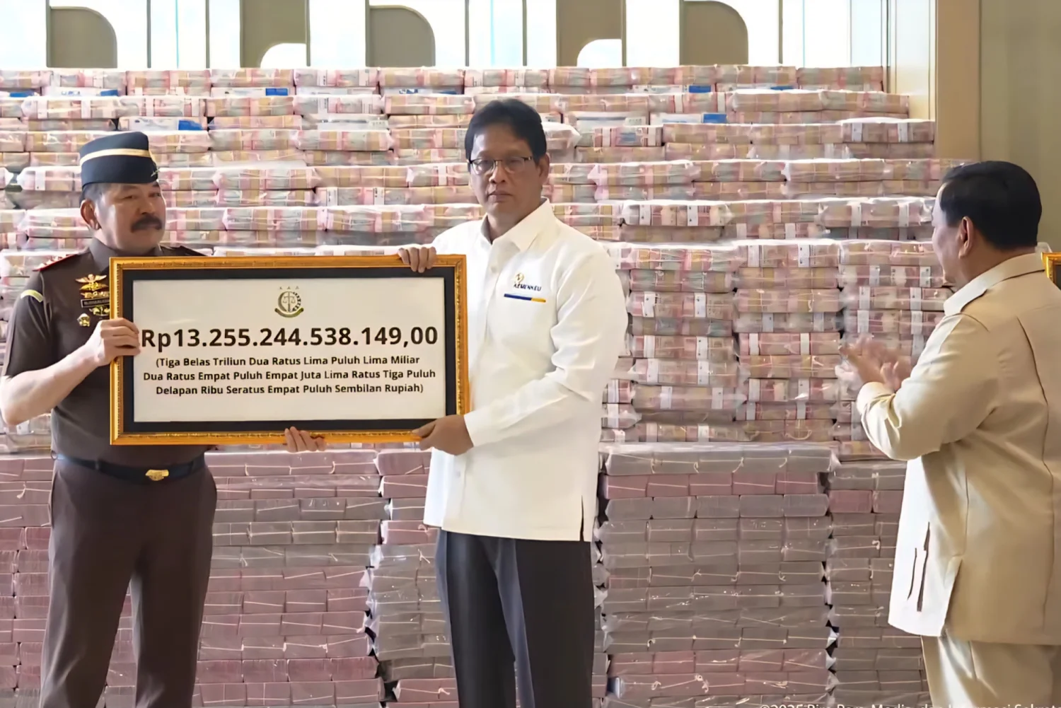 Presiden Saksikan Penyerahan 💰 Rp13,25 Triliun Uang Pengganti Korupsi CPO - Image 3