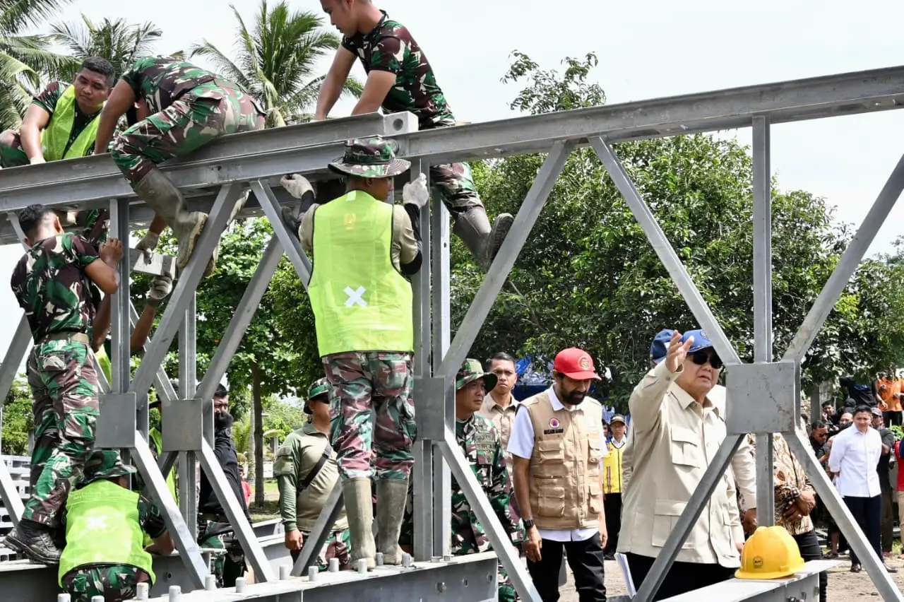 Presiden 🇮🇩 Tinjau Pemulihan Aceh: Jembatan Bailey dan Bantuan Pengungsi - Image 4