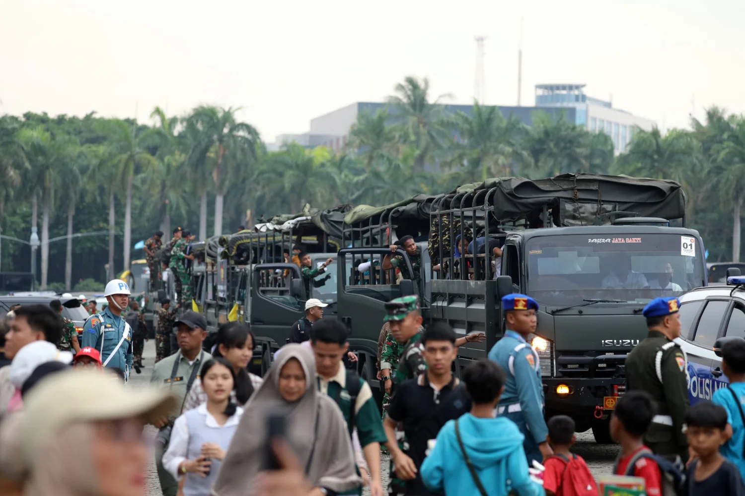 Menhan Hadiri Doa π Bersama dan Kirab Kebangsaan Peringatan HUT ke-80 TNI - Image 4