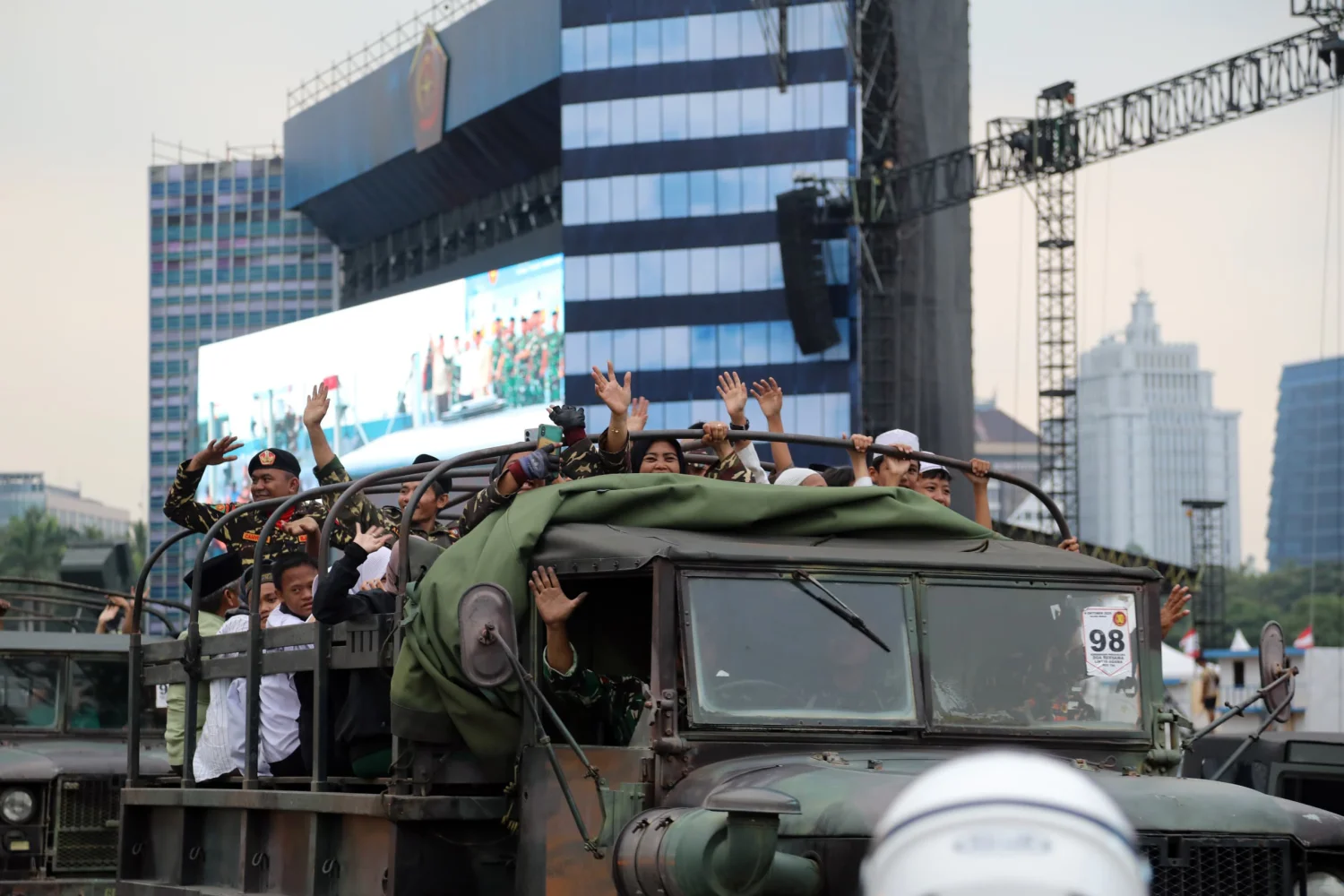 Menhan Hadiri Doa π Bersama dan Kirab Kebangsaan Peringatan HUT ke-80 TNI - Image 3