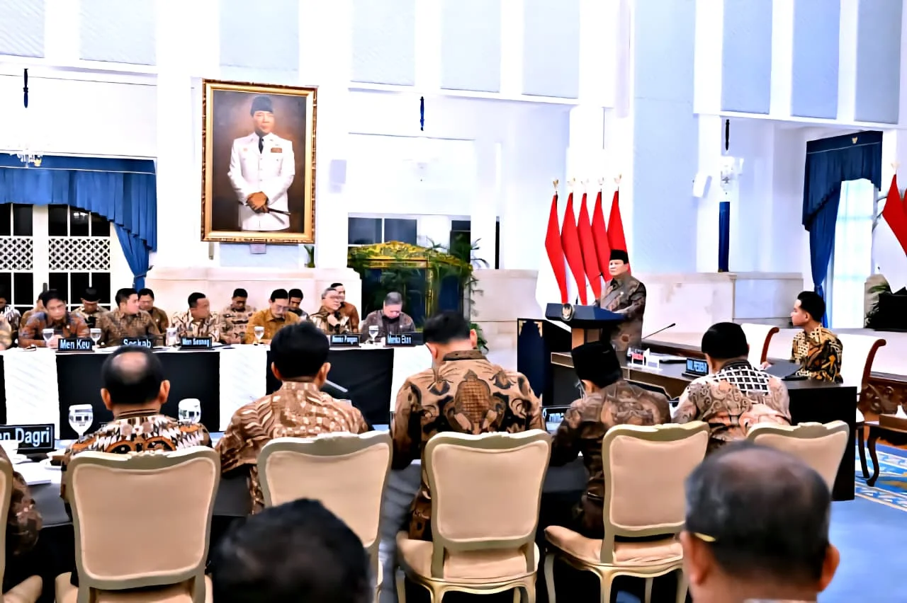 Sidang Kabinet 🏛️ Paripurna Tandai Satu Tahun Prabowo-Gibran: Menhan Sjafrie Hadiri, Presiden Tegaskan Hasil Nyata - Image 4