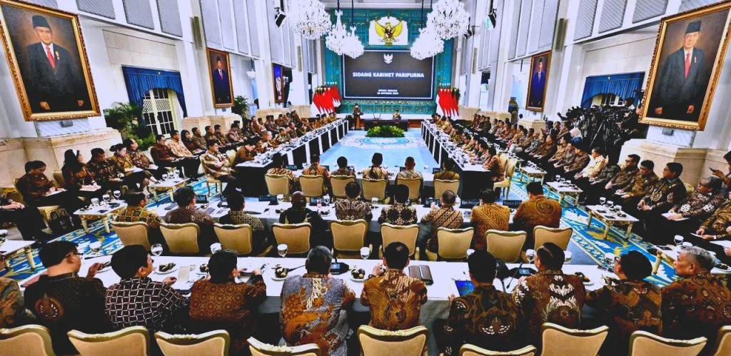 Sidang Kabinet 🏛️ Paripurna Tandai Satu Tahun Prabowo-Gibran: Menhan Sjafrie Hadiri, Presiden Tegaskan Hasil Nyata - Image 5