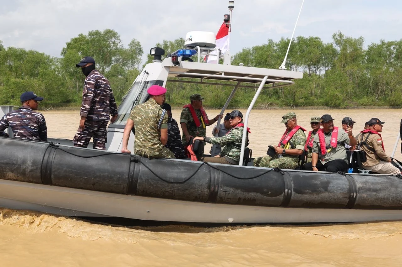 Menhan 🚁 Pimpin Satgas Kuala Aceh Tamiang, Alat Berat Siap Dikerahkan - Image 1