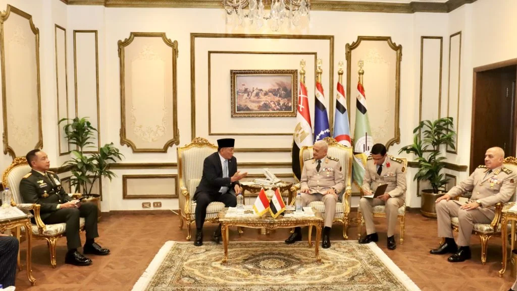 Menhan Sjafrie 🤝 Bertemu Menhan Mesir, Perkuat Kerja Sama Bilateral - Image 3