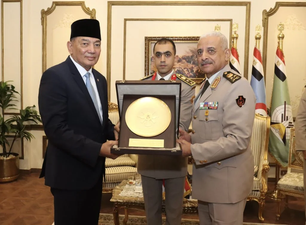 Menhan Sjafrie 🤝 Bertemu Menhan Mesir, Perkuat Kerja Sama Bilateral - Image 1