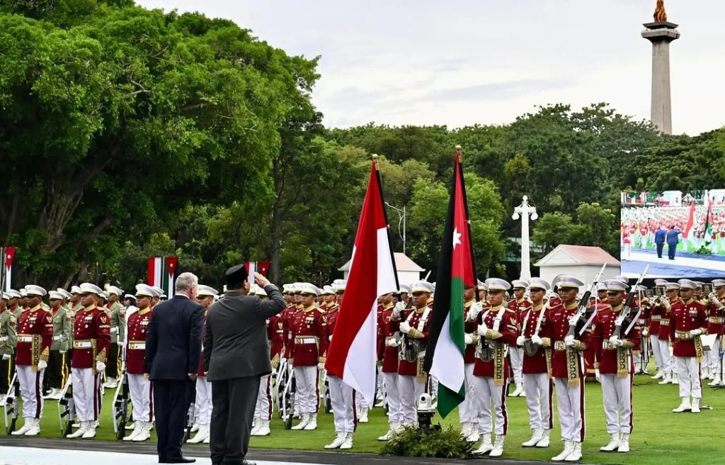 Menhan Sjafrie Dampingi Presiden 🤝 Sambut Raja Yordania Abdullah II - Image 3