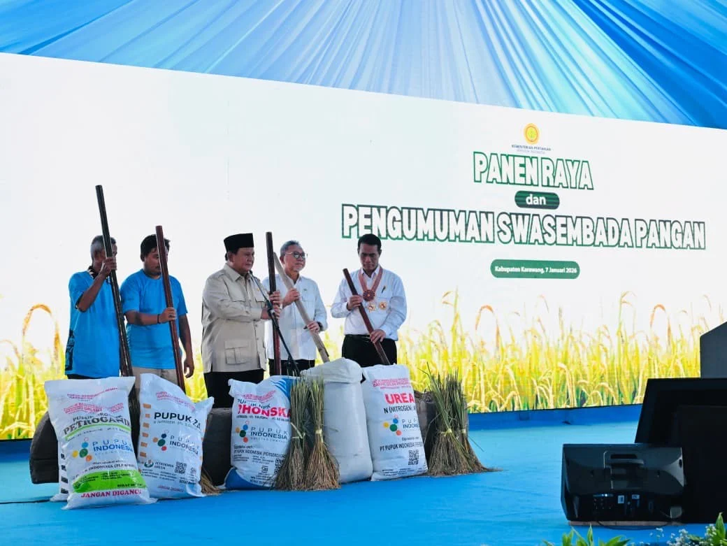 Swasembada Pangan 🌾 2025 Tercapai: Menhan Sjafrie Dampingi Presiden di Karawang - Image 3