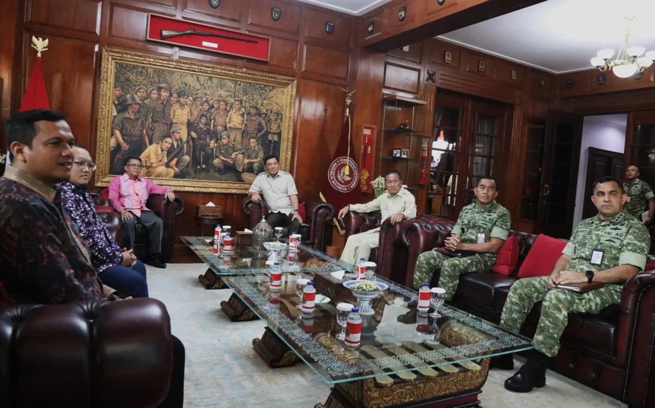 Menhan Sjafrie Terima 🤝 Kunjungan Ketua Majelis Syura PKS Bahas Penguatan Pertahanan dan Keamanan Manusia - Image 4