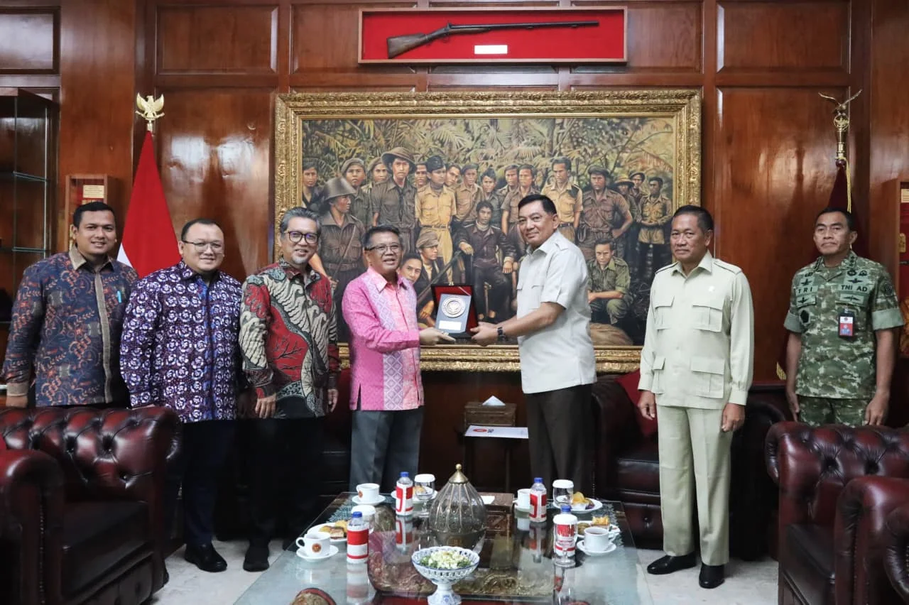 Menhan Sjafrie Terima 🤝 Kunjungan Ketua Majelis Syura PKS Bahas Penguatan Pertahanan dan Keamanan Manusia - Image 1