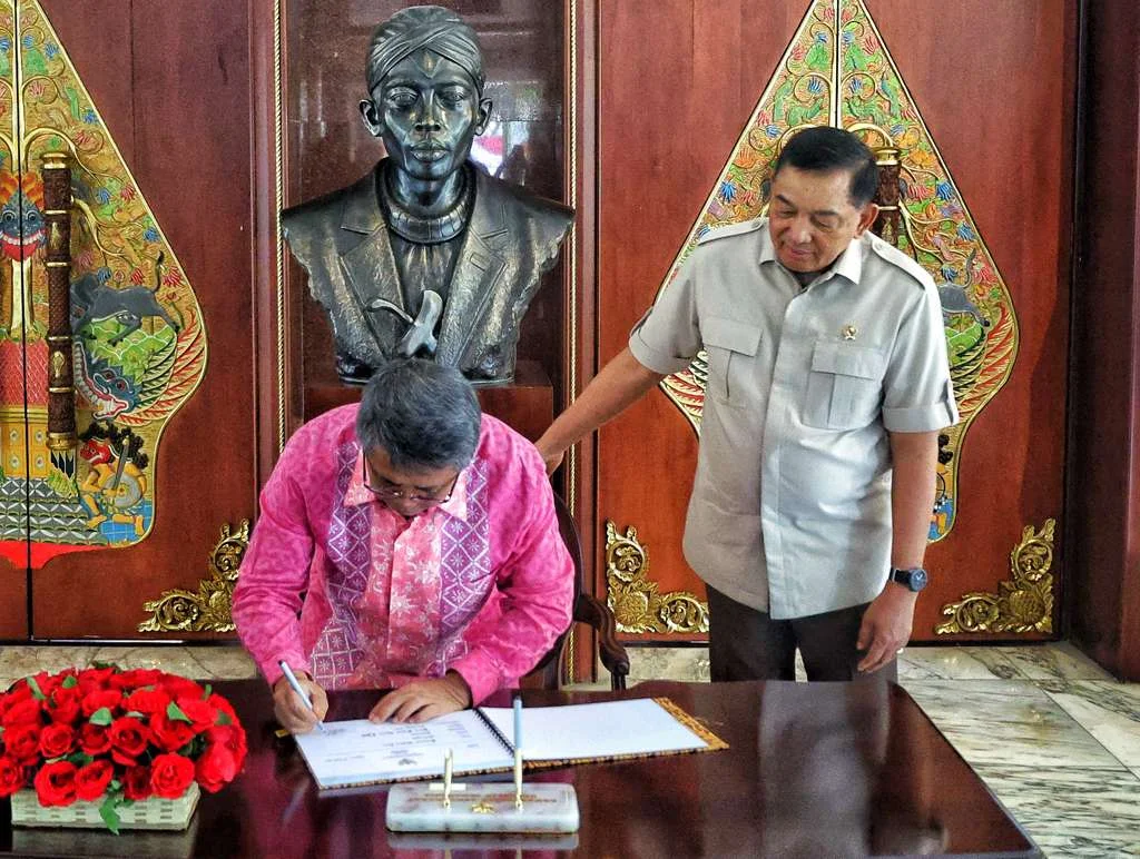 Menhan Sjafrie Terima 🤝 Kunjungan Ketua Majelis Syura PKS Bahas Penguatan Pertahanan dan Keamanan Manusia - Image 2