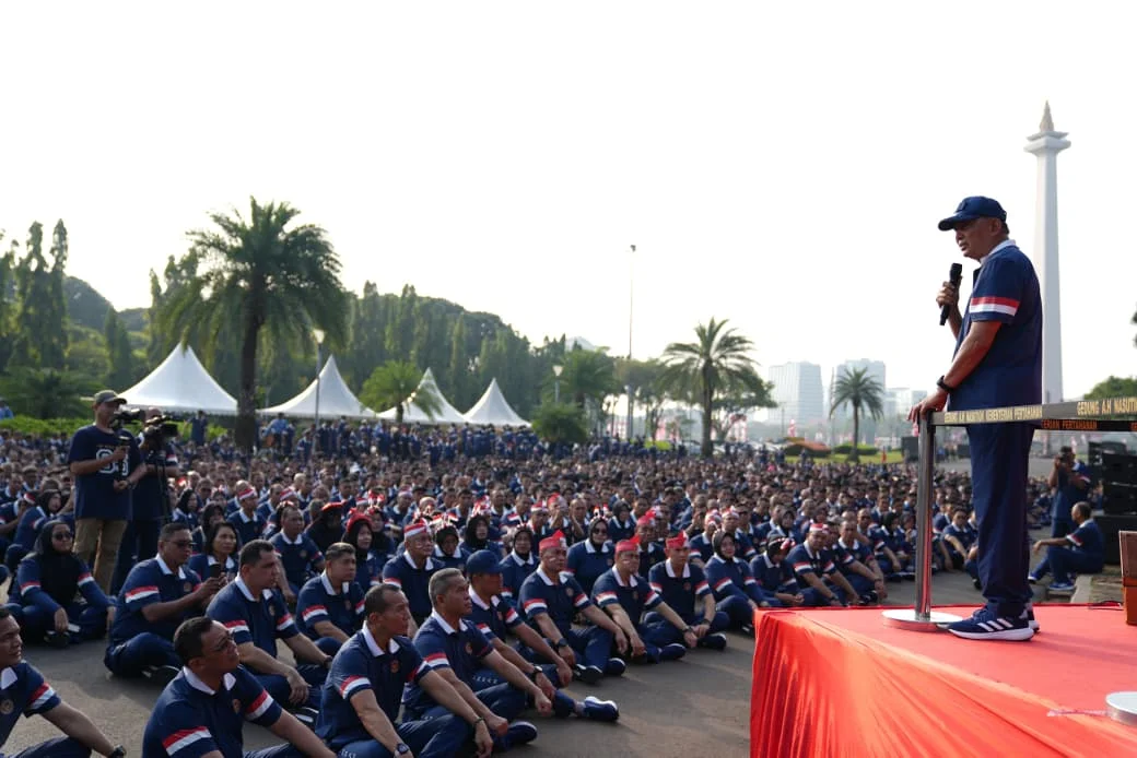 Menhan Sjafrie Pimpin Olahraga Bersama 1500 Pegawai Kemhan di Monas - Image 1