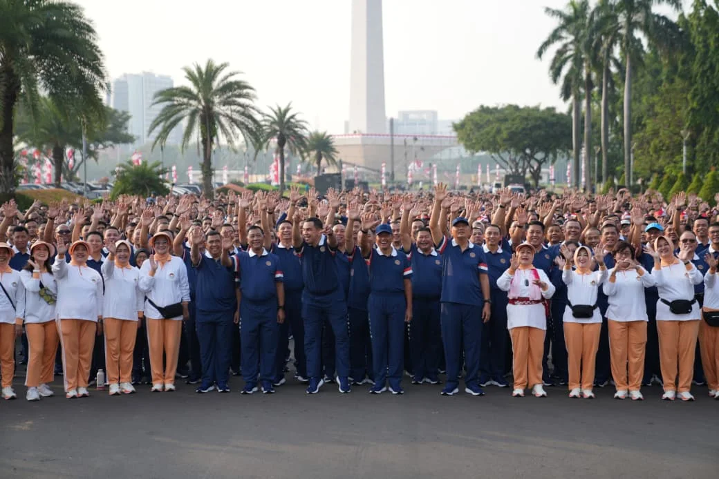 Menhan Sjafrie Pimpin Olahraga Bersama 1500 Pegawai Kemhan di Monas - Image 2
