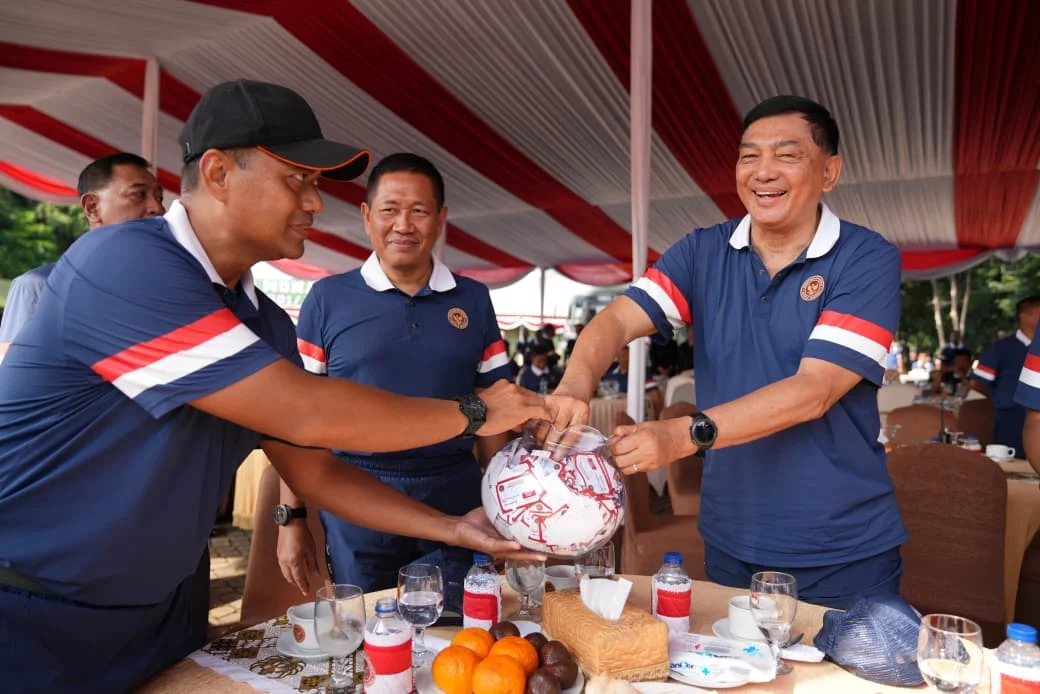 Menhan Sjafrie Pimpin Olahraga Bersama 1500 Pegawai Kemhan di Monas - Image 5