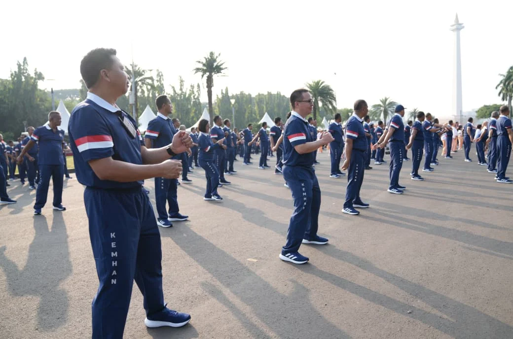 Menhan Sjafrie Pimpin Olahraga Bersama 1500 Pegawai Kemhan di Monas - Image 4