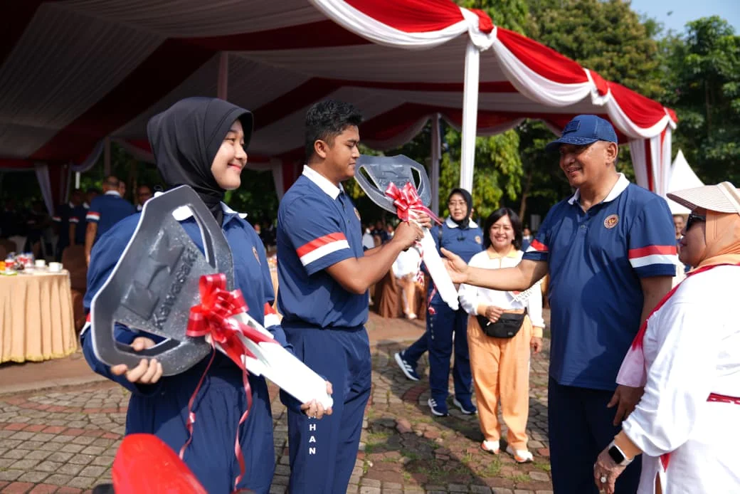 Menhan Sjafrie Pimpin Olahraga Bersama 1500 Pegawai Kemhan di Monas - Image 6