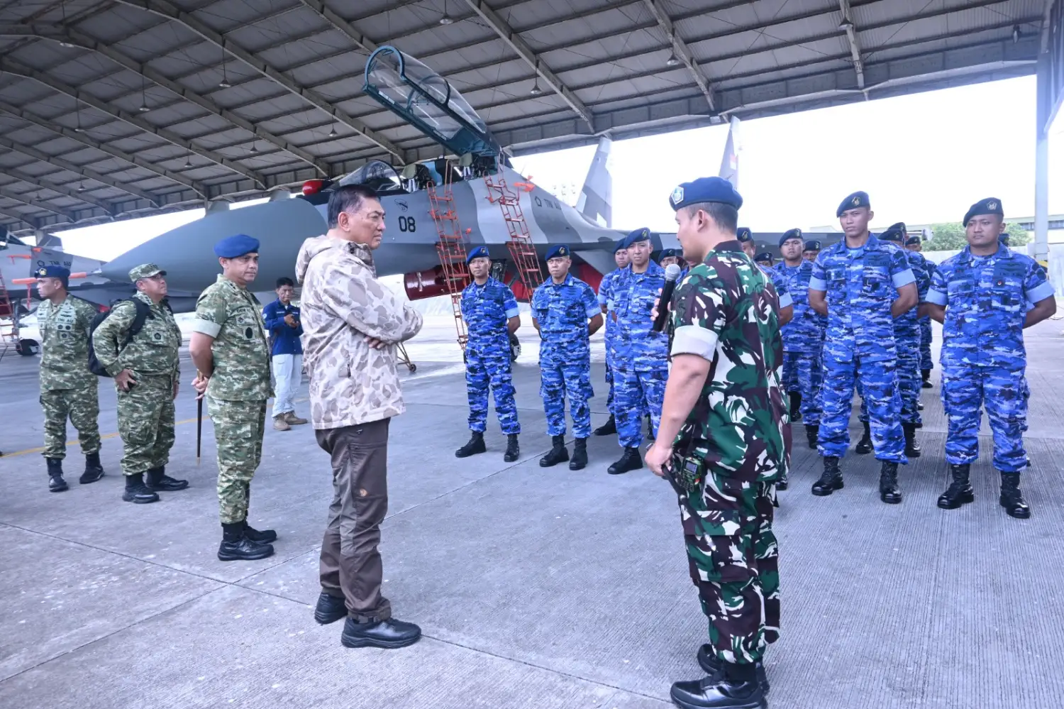 Menhan Sjafrie ✈️ Tinjau Kesiapan Sukhoi di Lanud Sultan Hasanuddin - Image 2