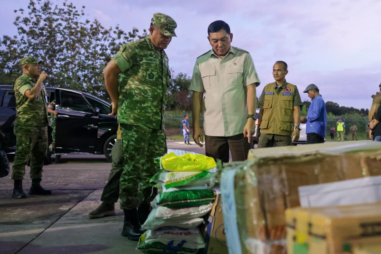 Menhan Sjafrie 🎯 Tinjau Posko Bantuan Bencana Aceh - Image 2