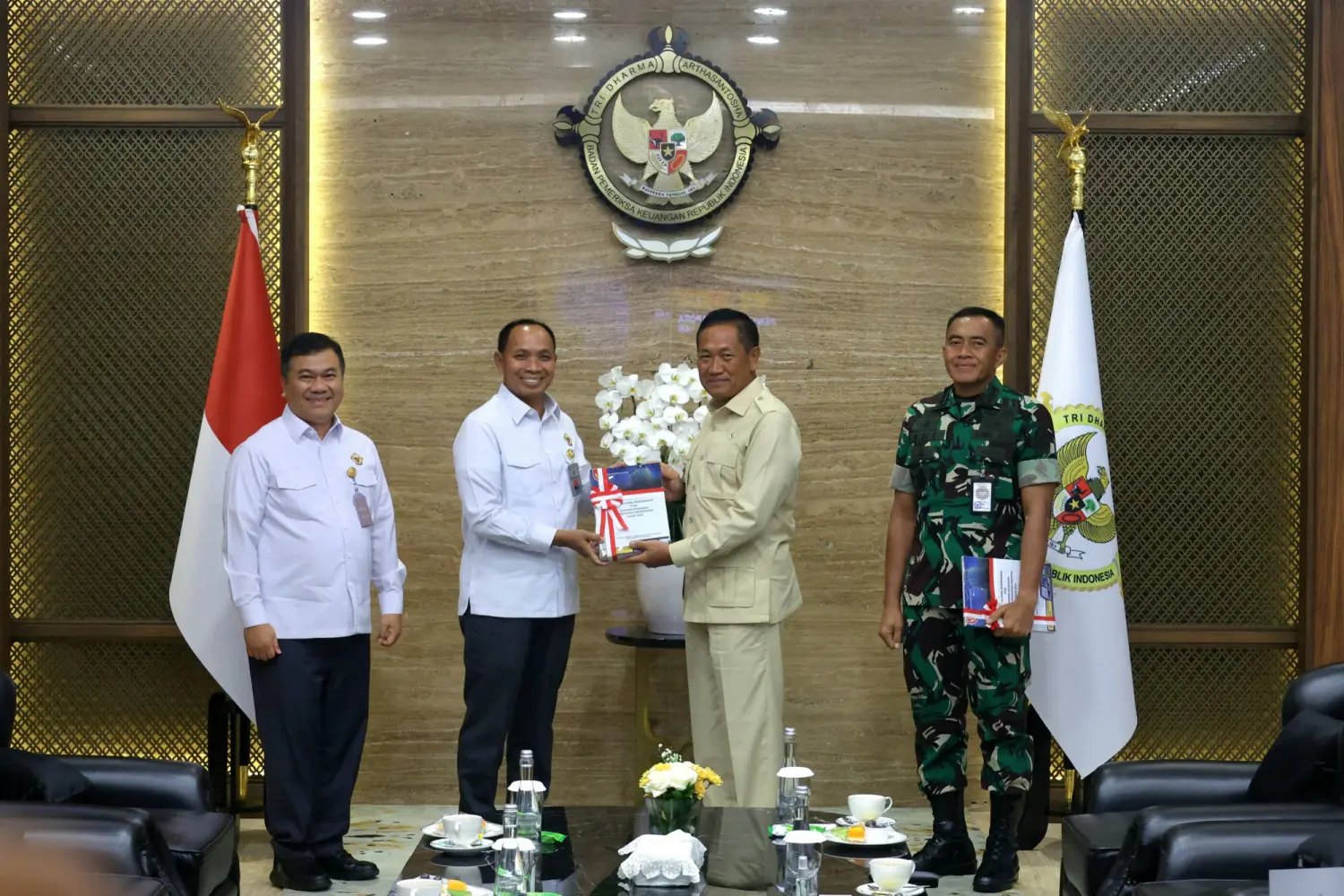 Kemhan Pertahankan Opini ๐ WTP 2024, Wamenhan Terima LHP dari BPK RI - Image 1