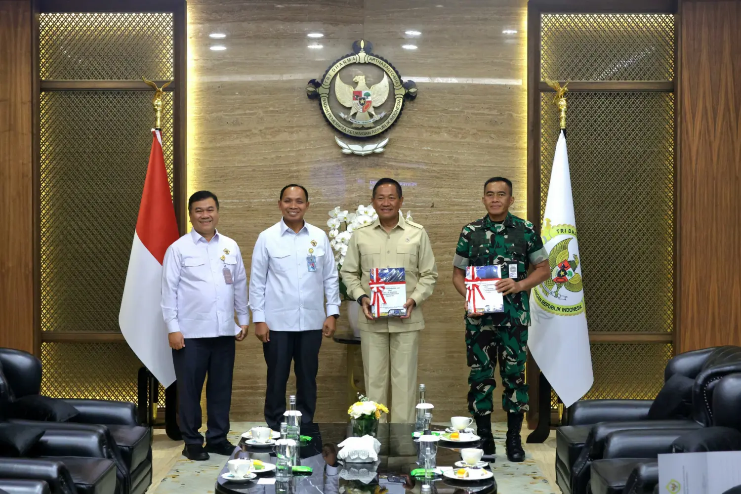 Kemhan Pertahankan Opini ๐ WTP 2024, Wamenhan Terima LHP dari BPK RI - Image 4