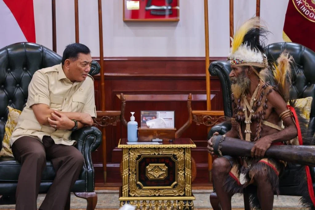 Pertemuan Menhan Sjafrie dan Kepala Suku Muyu Jadi Simbol 🤝 Persaudaraan Bangsa - Image 2