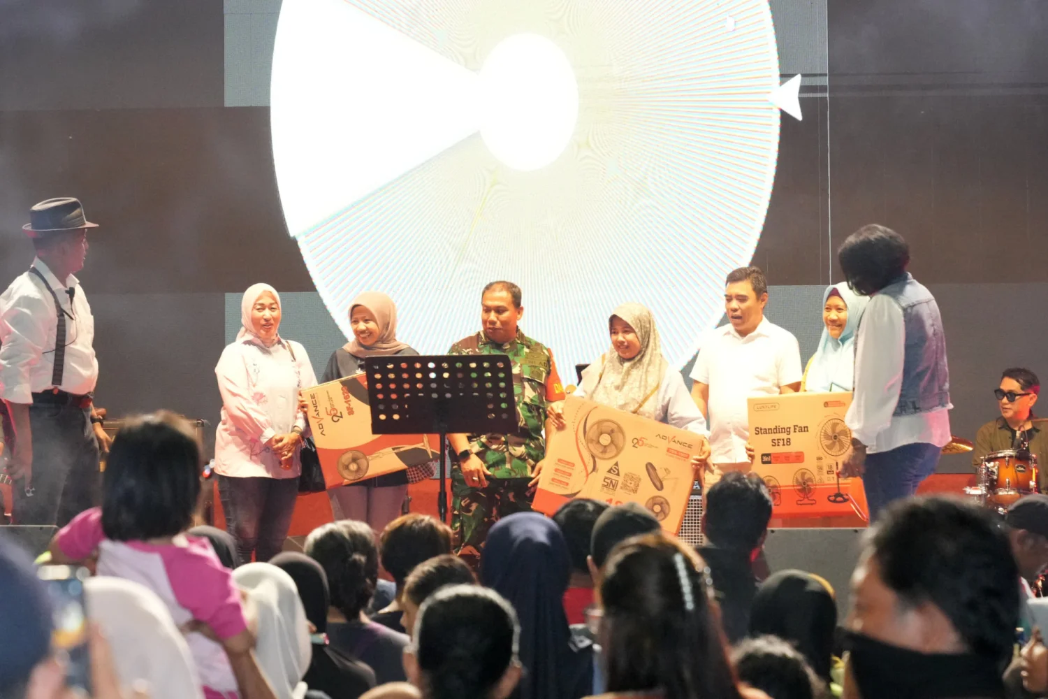 TNI Gelar Hiburan 🎭 Rakyat HUT ke-80: Kedekatan dengan Masyarakat Jakarta - Image 2