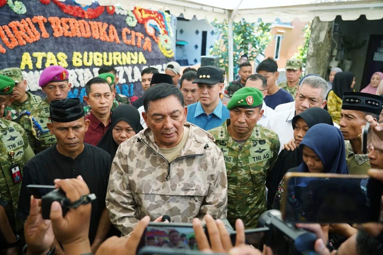 Menhan Kunjungi 🏠 Keluarga Lettu Inf (Anumerta) Fauzy di Pangkep, Wujudkan Impian Terakhir Sang Pahlawan - Image 3
