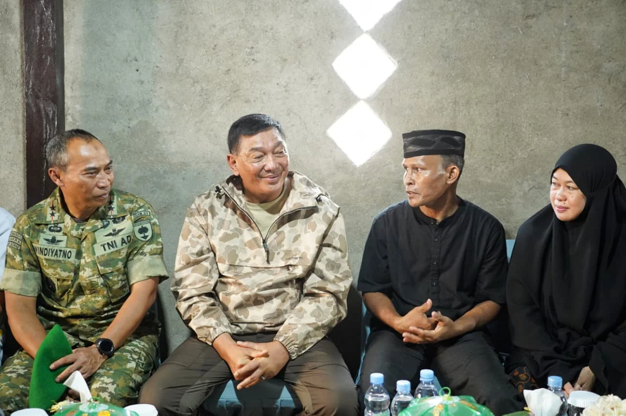 Menhan Kunjungi 🏠 Keluarga Lettu Inf (Anumerta) Fauzy di Pangkep, Wujudkan Impian Terakhir Sang Pahlawan - Image 1