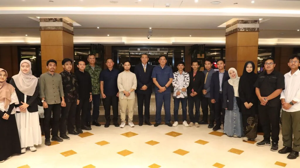 Tiba di Mesir, 🇪🇬 Menhan Sjafrie Bertemu Mahasiswa Indonesia dan Pejabat KBRI - Image 1