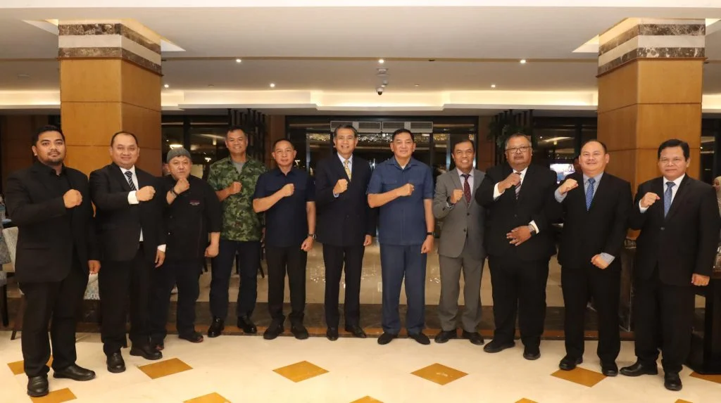 Tiba di Mesir, 🇪🇬 Menhan Sjafrie Bertemu Mahasiswa Indonesia dan Pejabat KBRI - Image 2