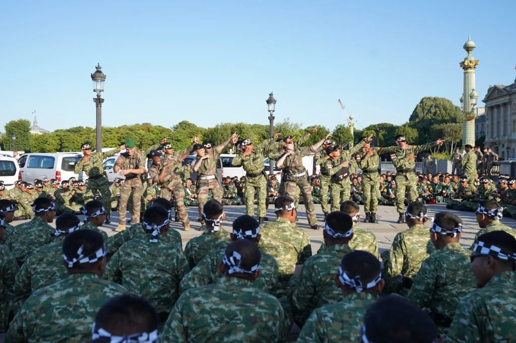 TNI dan Prancis Kompak Tari Pacu Jalur di Champs-Élysées - Image 3