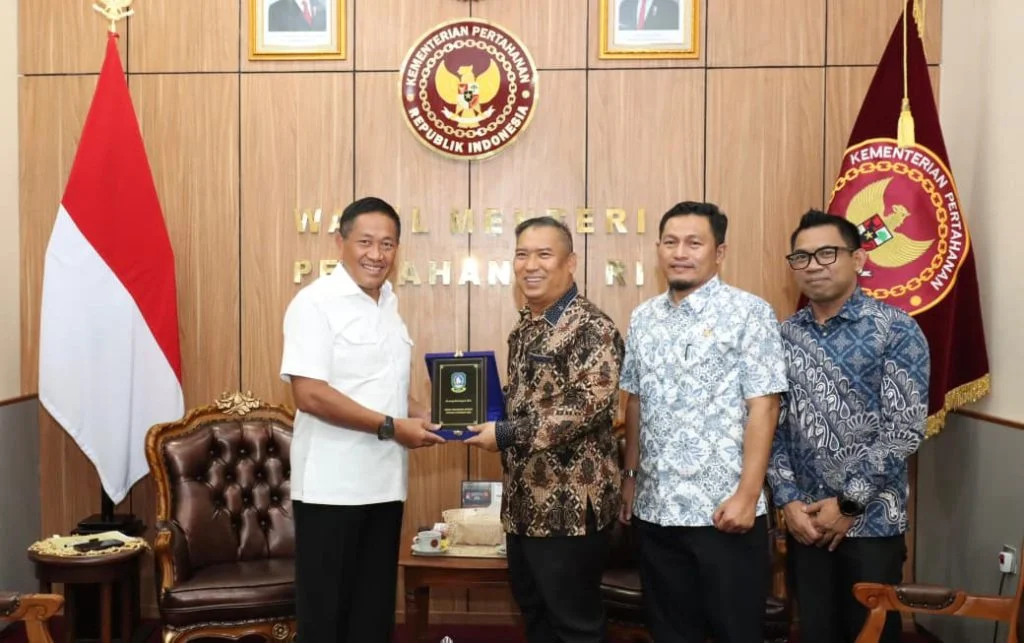 Wamenhan Terima Kunjungan 🤝 Wagub Kepri, Perkuat Kesadaran Bela Negara - Image 3