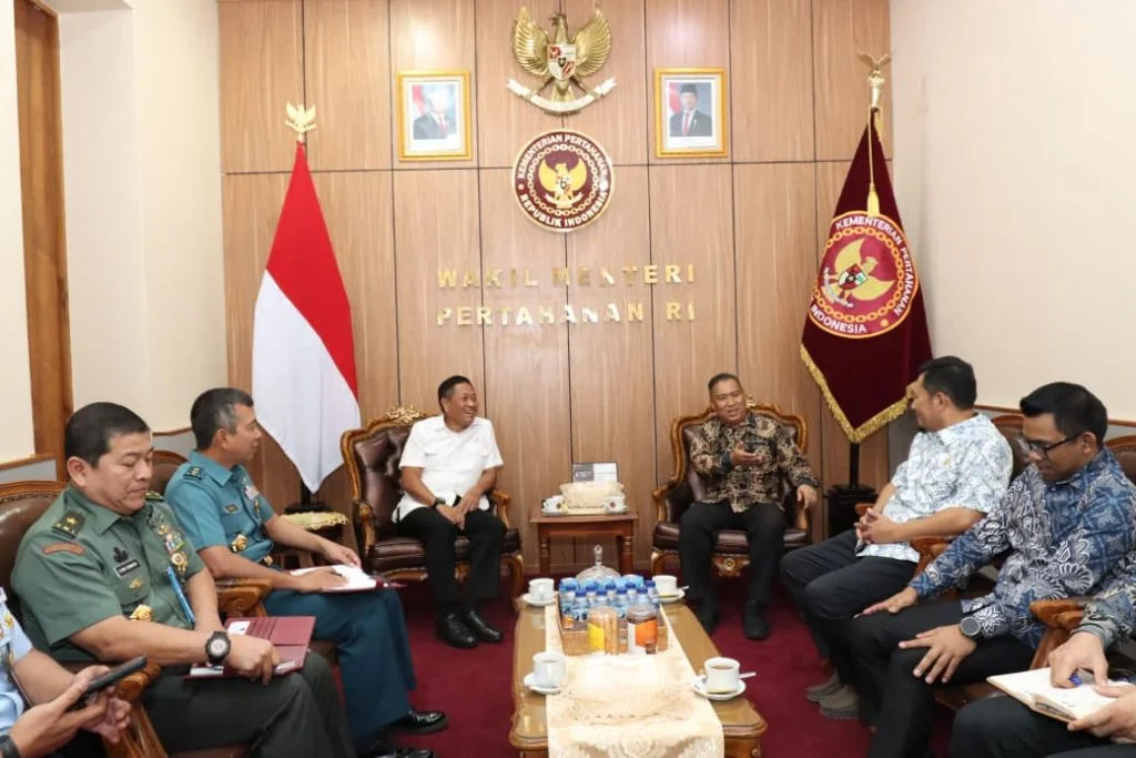 Wamenhan Terima Kunjungan 🤝 Wagub Kepri, Perkuat Kesadaran Bela Negara - Image 2
