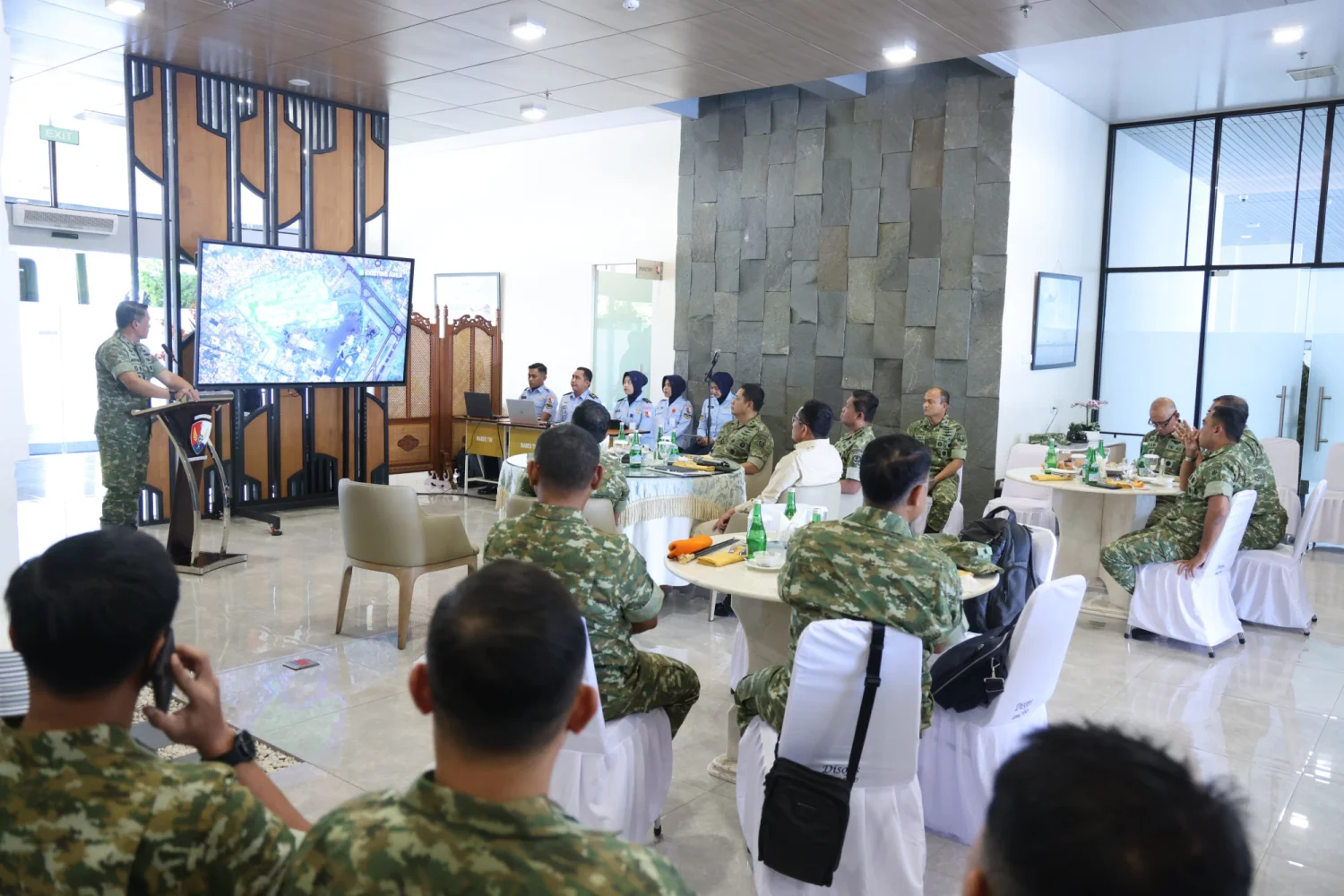 Wamenhan RI ๐ก๏ธ Tinjau Pengembangan Lanud Sultan Hasanuddin - Image 3