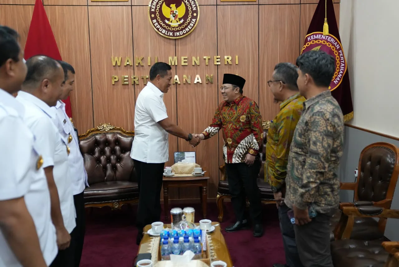 Wamenhan-Bupati Lombok Utara 🎓 Sepakat Kembangkan SDM Lewat Unhan - Image 3